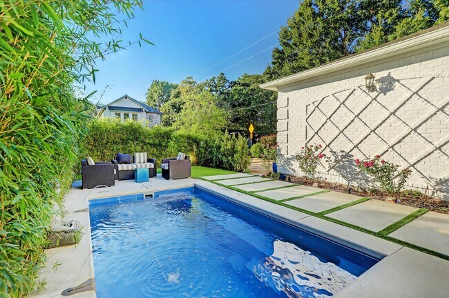 Foto del edificio - 1502 Whispering Pines Dr