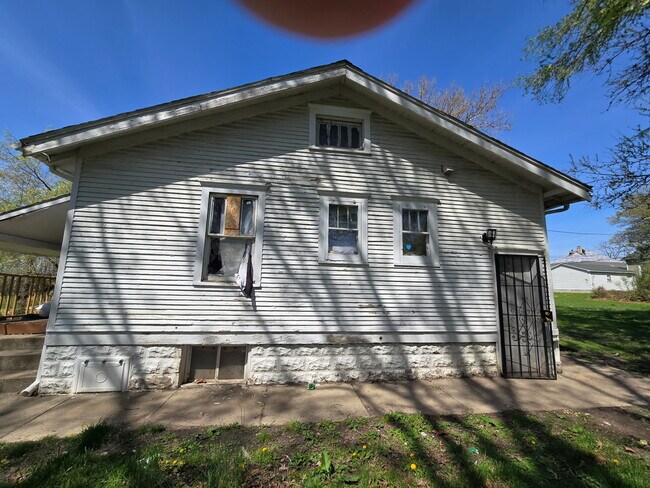 Foto del edificio - 830 E Rogers Ave