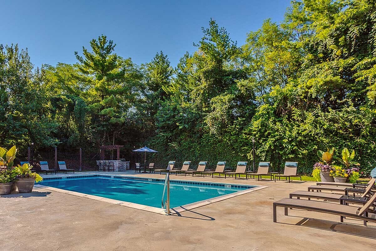 Piscina estilo resort en los apartamentos Timber Hollow en Fairfield, Ohio - Timber Hollow