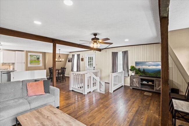 Building Photo - 804 Sugarloaf Ln