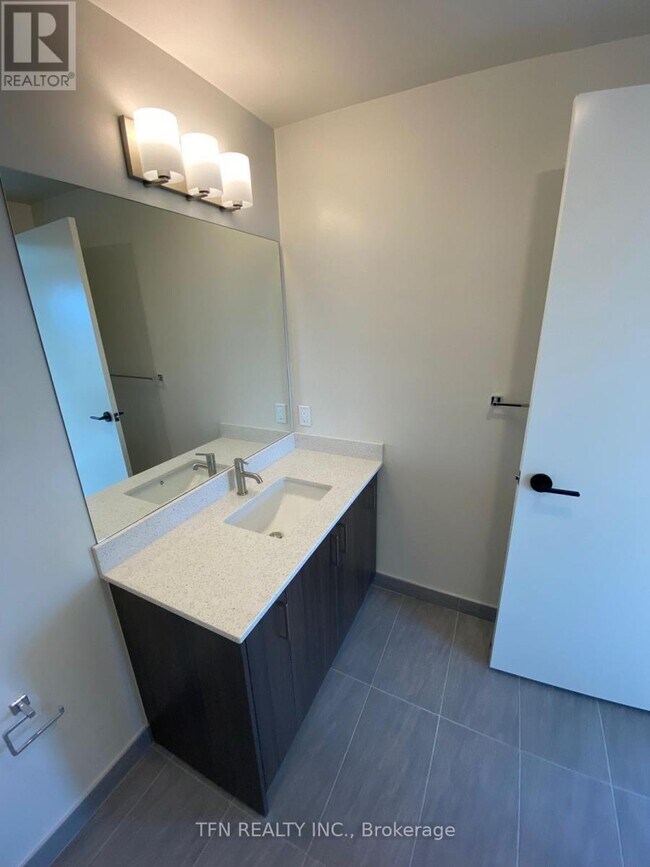 Photo du bâtiment - 8010 Derry Rd