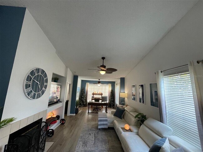 Foto del edificio - 13103 Mulberry Park Dr