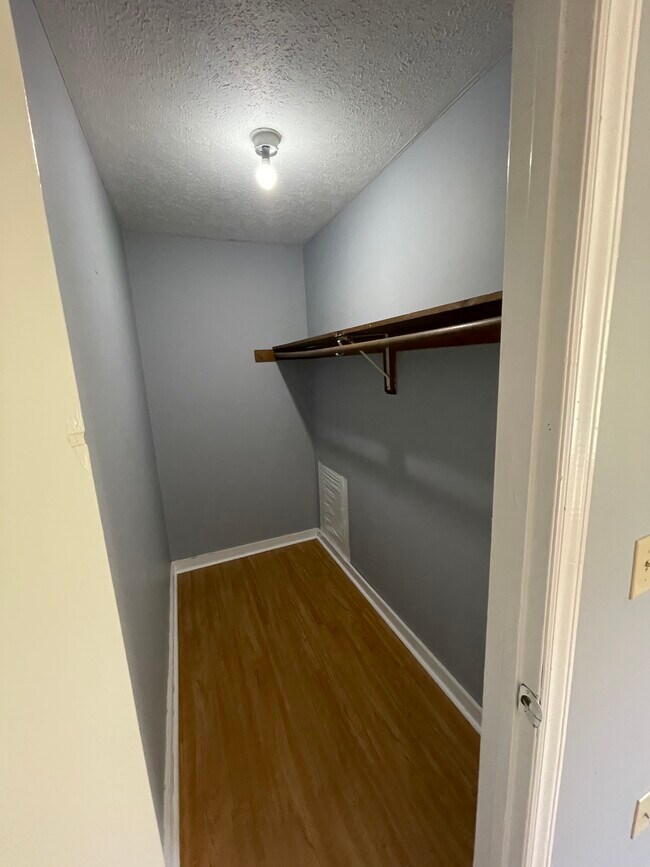 Building Photo - 41 Meadowgreen Dr