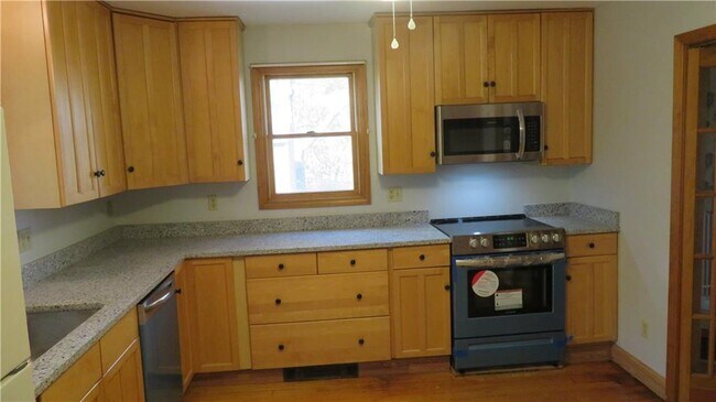 Building Photo - 30 Lakeview Dr