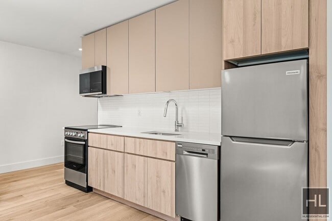 Building Photo - BRUCKNER BOULEVARD