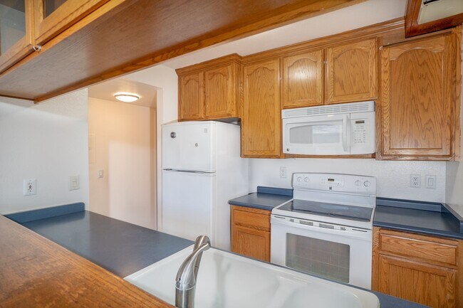 Building Photo - 2 Bedroom Condo For Rent