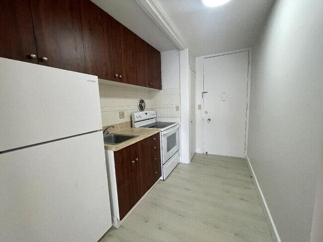 Foto del edificio - To register for the showing time below, no...