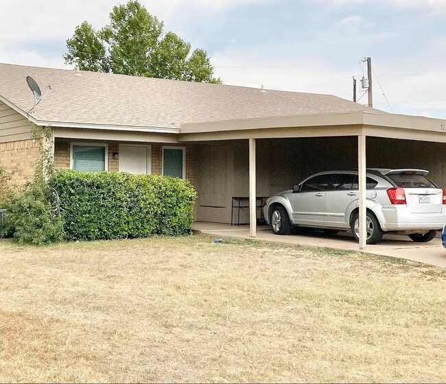 Building Photo - 733 Chaparral Cir