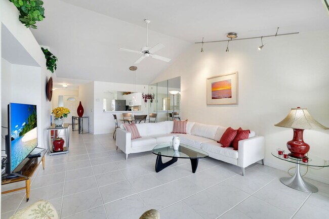 Foto del edificio - Furnished 2BR + Den Condo in Sapphire Lakes – Lake View, Amenities, 60-Day Minimum Stay