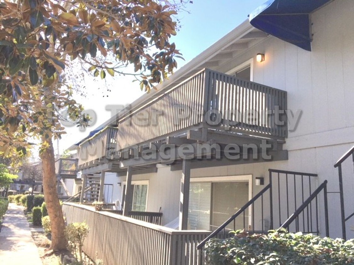 Primary Photo - Very nice upper unit 2 Bd/1 Ba, 1039sf con...