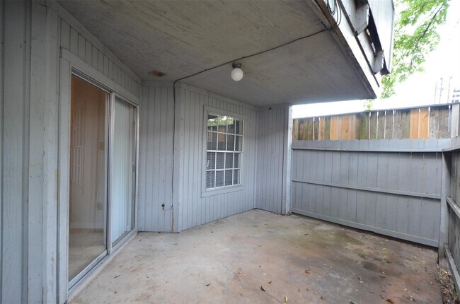 Building Photo - 9700 Leawood Blvd