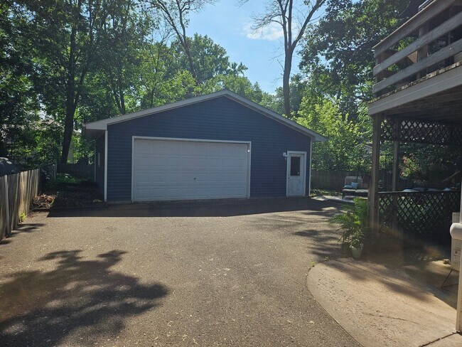 Building Photo - Charming 3BR House in White Bear Lake