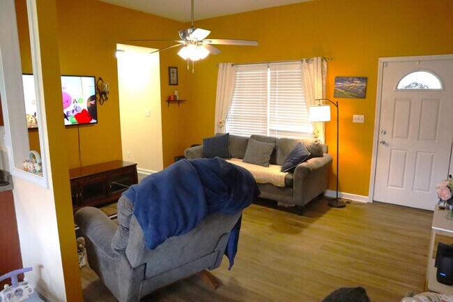 Building Photo - 1023 Rueland Dr