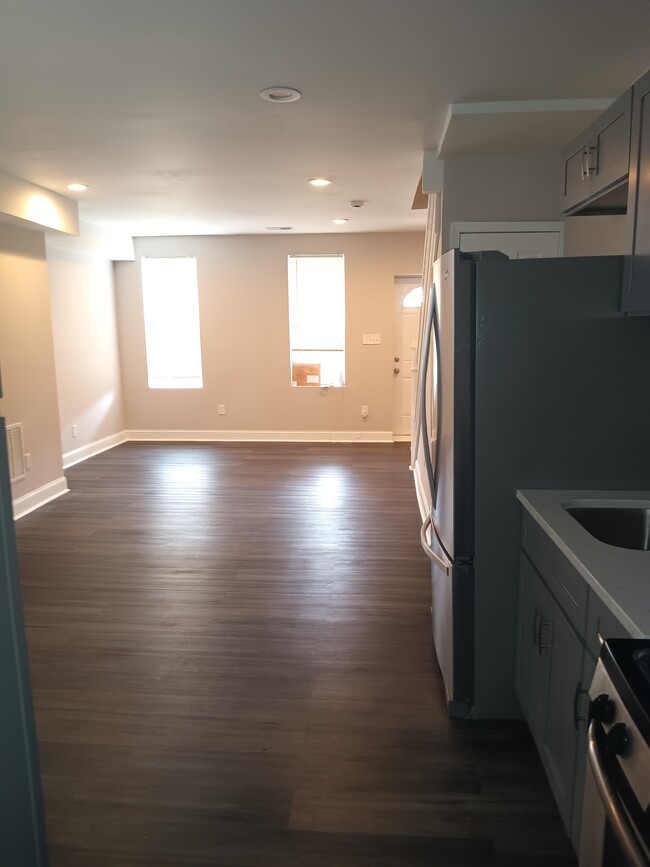 Open concept from laundry room - 3322 Ravenwood Ave