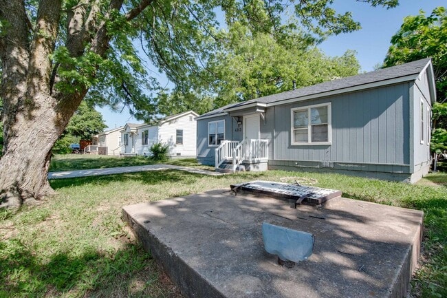Building Photo - Remodeled 3-Bedroom Home with Spacious Pat...