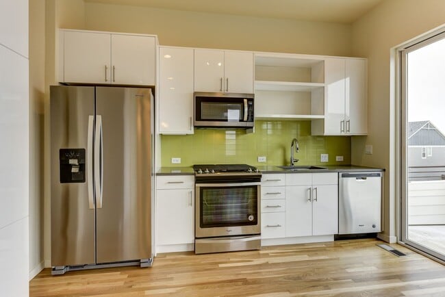 Foto del edificio - Beautiful 3 bed 2 bath with high end finishes.