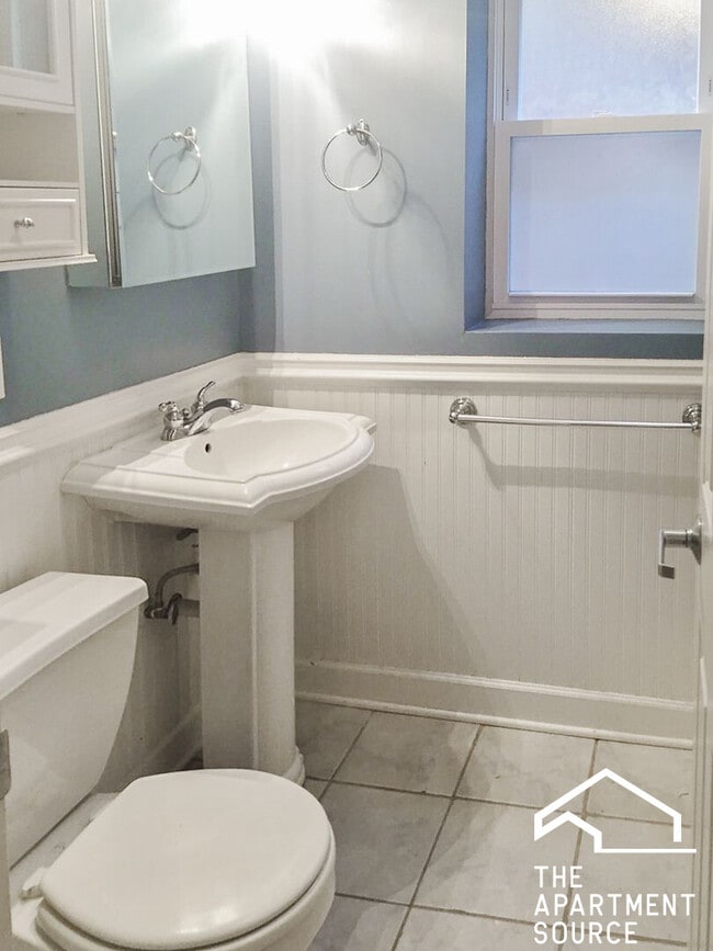 Building Photo - 630 W Roscoe St