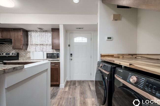 Foto del edificio - Stunning Townhome in Amazing Location!!