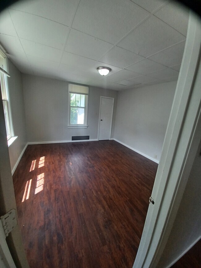 Building Photo - 2417 Penfield Ave