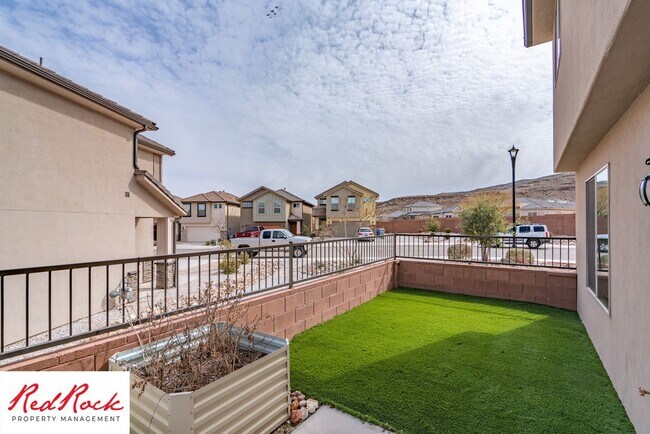 Foto del edificio - Adorable Stand Alone 4 Bedroom Corner Unit with Fully Fenced Backyard. Small Dogs Welcome.