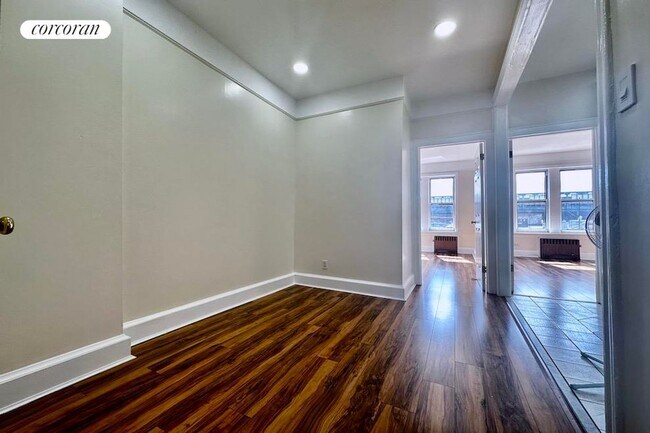 Foto del edificio - 594 E 2nd St