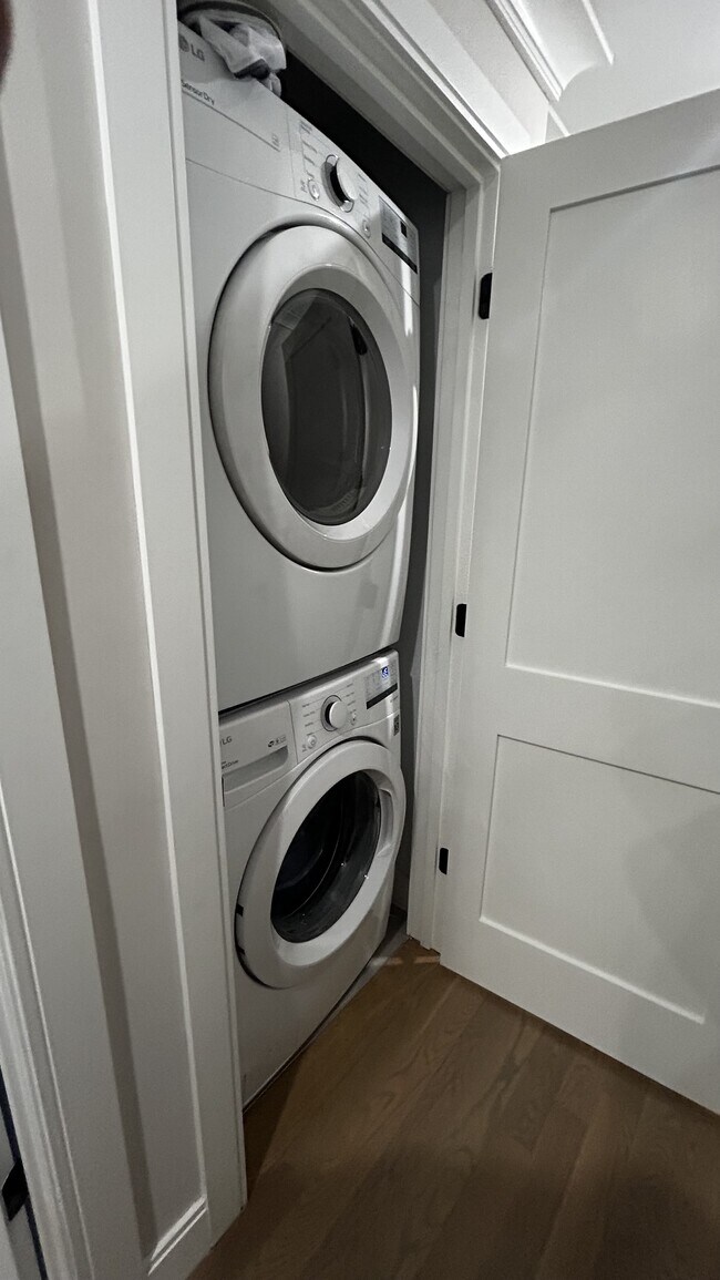 Foto del edificio - 126 Englewood Ave