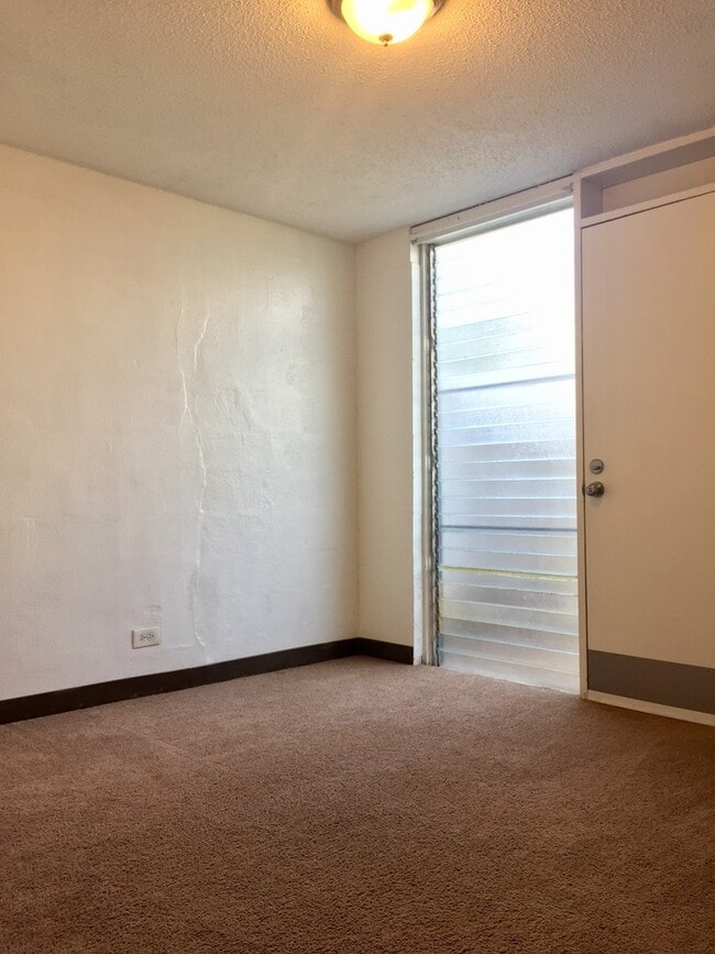 Building Photo - Pearlridge Sunset: 3 Bedroom, 1 Bath Condo...