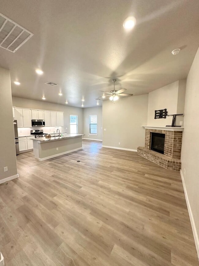 Building Photo - 3 Bed 2 Bath Ready to Rent!