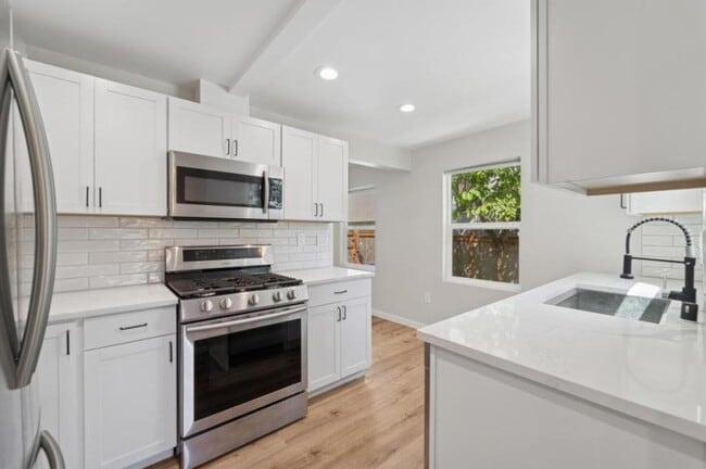 Building Photo - 3 bedroom in Seattle WA 98103