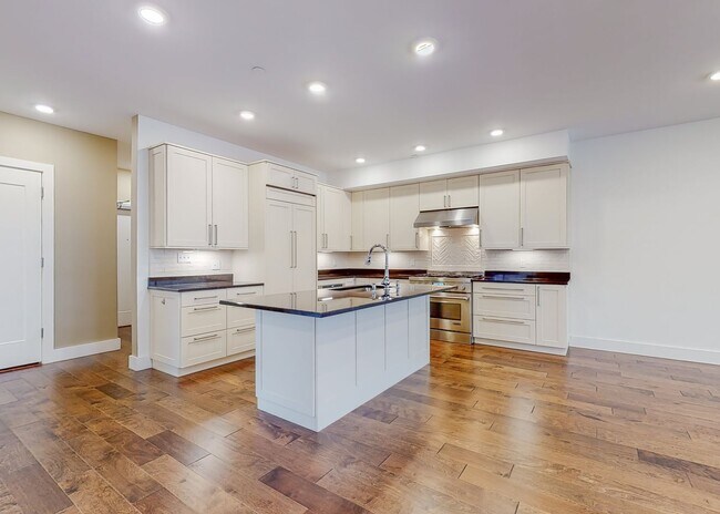Building Photo - Luxury 2BR/2BA Condo in Portland's East En...