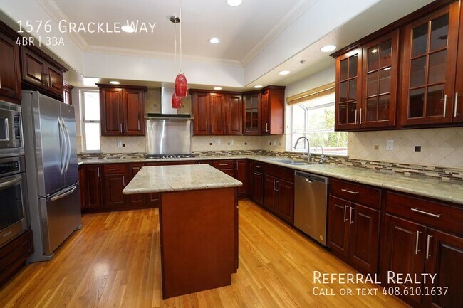 Foto del edificio - Gorgeous Executive Home with Central AC in...