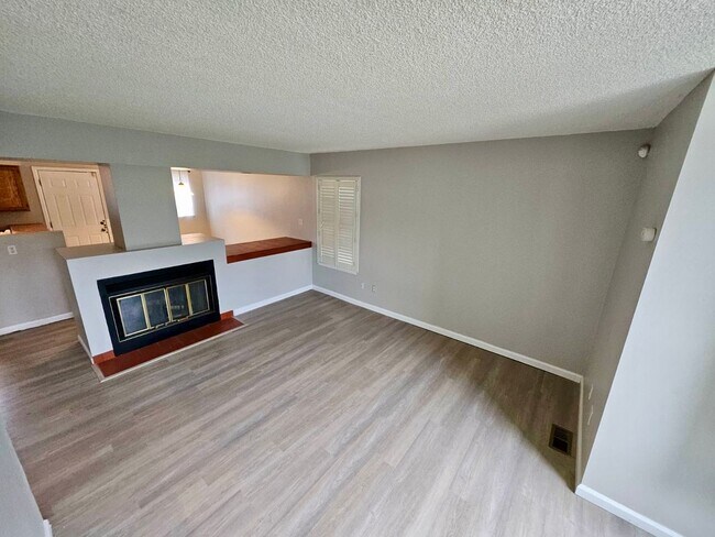 Foto del edificio - Check out this updated duplex in the heart...