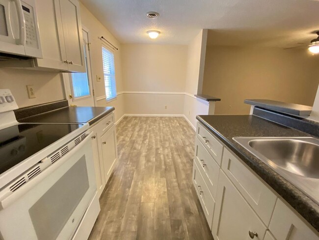 Foto del edificio - AWESOME 2 BEDROOM CONDO IN PARKWAY HEIGHTS...