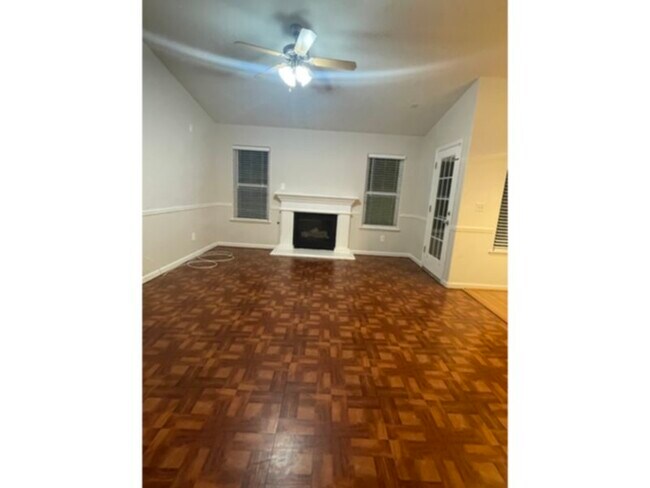 Building Photo - Hardwood laminate throughout open floor pl...