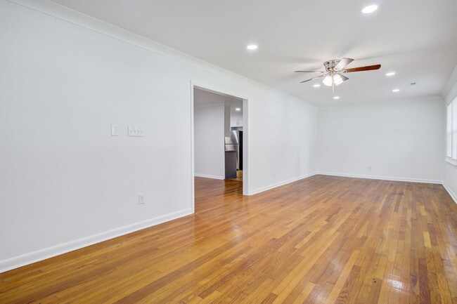 Photo - 816 E Estates Blvd House