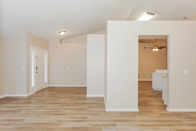 Foto del edificio - Spacious 4 Bedroom Single-Level Home