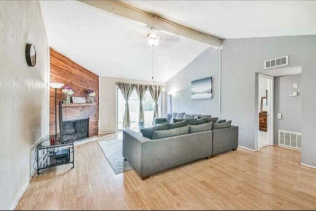 Foto del edificio - 6815 Huntbrook Dr