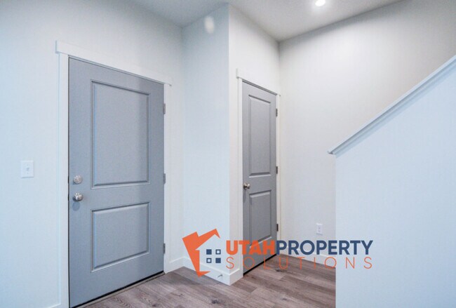 Building Photo - 1039 W 400 S