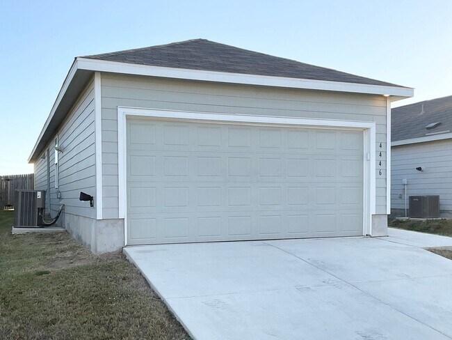 Foto del edificio - Awesome 1-story | 3-bedroom | 2-bath | Easy access to Brooks City Base & Ft Sam