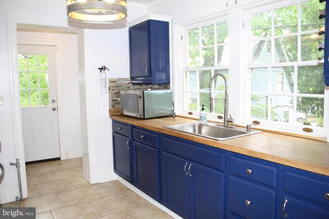 Building Photo - 931 Bellevue Ave