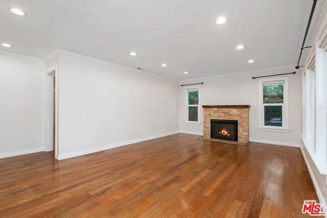 Foto del edificio - 828 N Crescent Heights Blvd