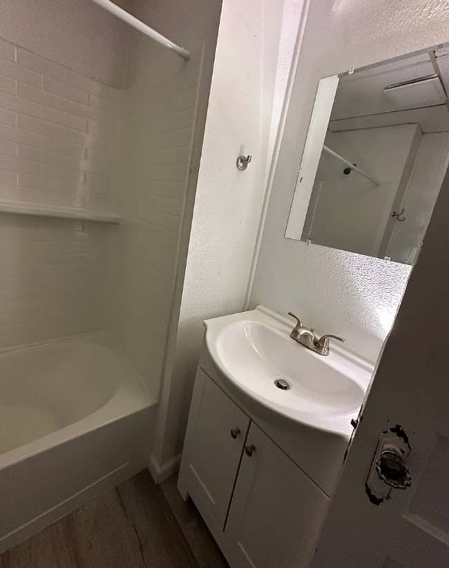 Foto del edificio - 2418 Central Ave