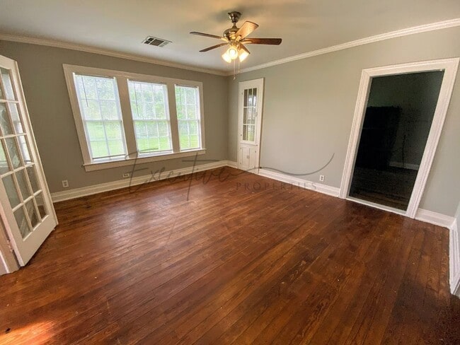 Building Photo - 2-Bedroom House with Bonus Space Near Downtown Lake Charles