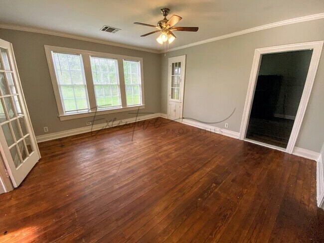 Foto del edificio - 2-Bedroom House with Bonus Space Near Downtown Lake Charles