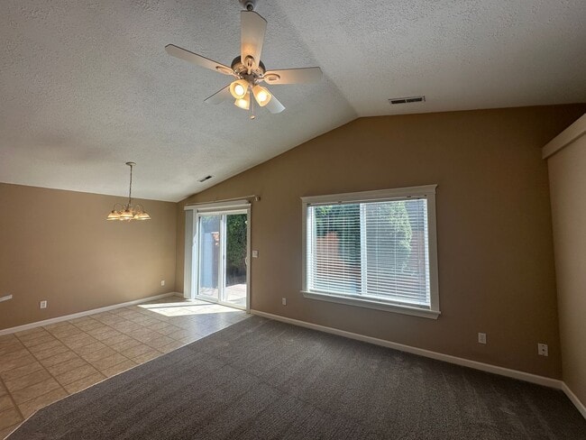 Foto del edificio - Three Bedroom Two Bath Home
