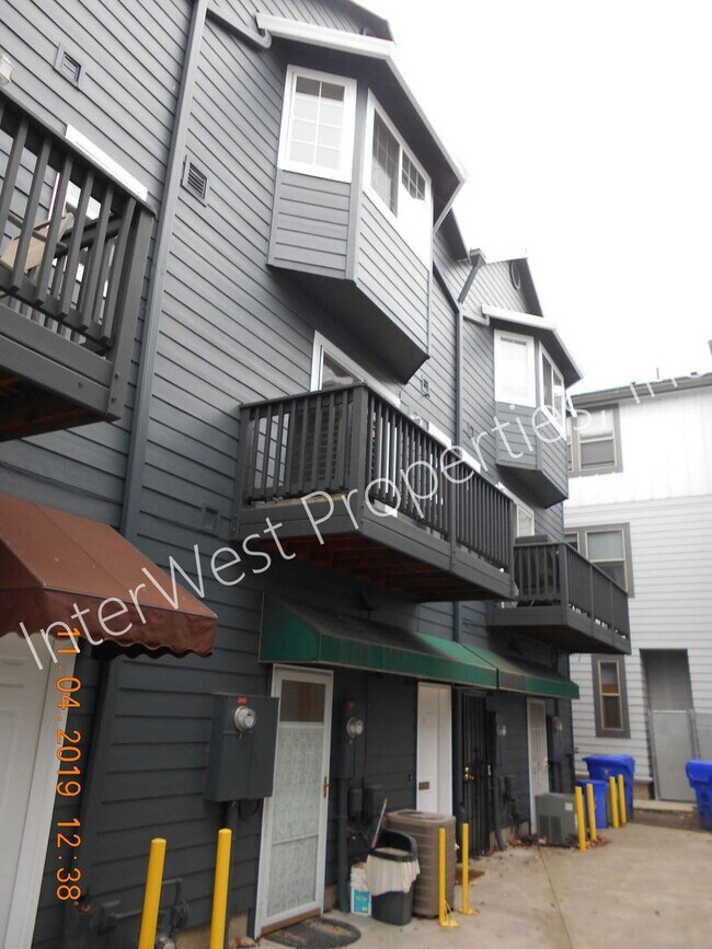 Building Photo - Beautiful Townhouse in Sellwood! Wood Floo...