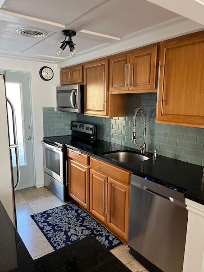 Foto del edificio - ***CHARMING CONDO***LOCATED IN MOORINGS***...