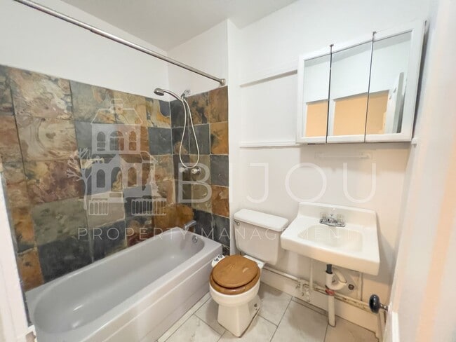 Building Photo - Downtown Ranch Cottage