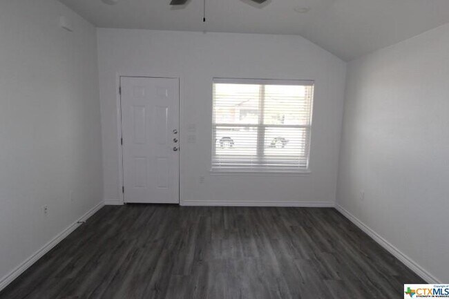 Foto del edificio - 118 Wind Ridge Dr