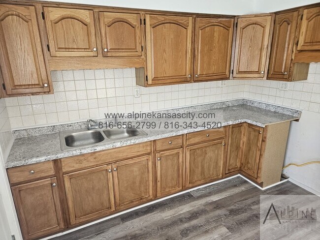 Building Photo - Home in NE with HUGE Primary Bedroom! Vouchers OK